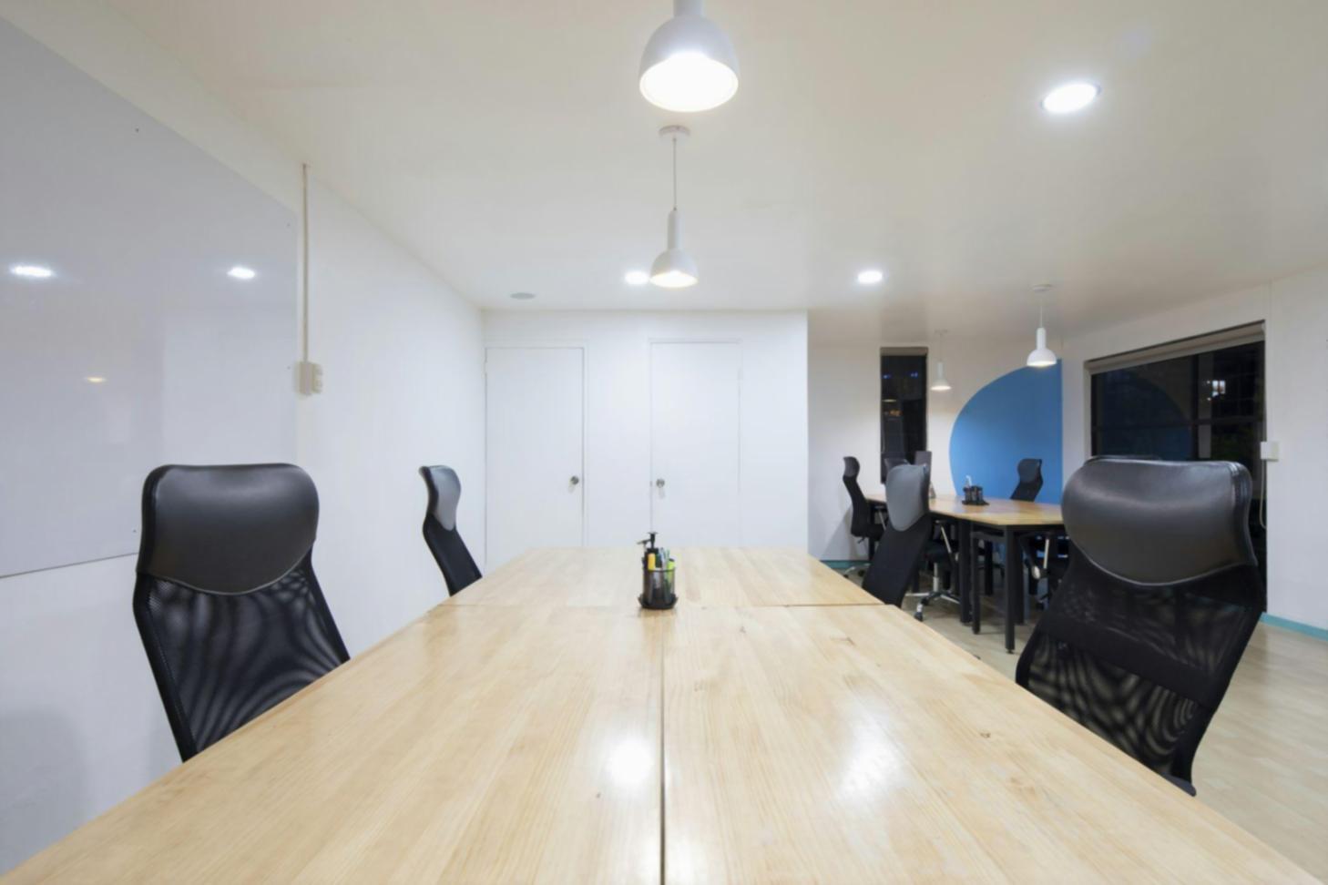 Estudiantes aplicando conocimientos bancarios