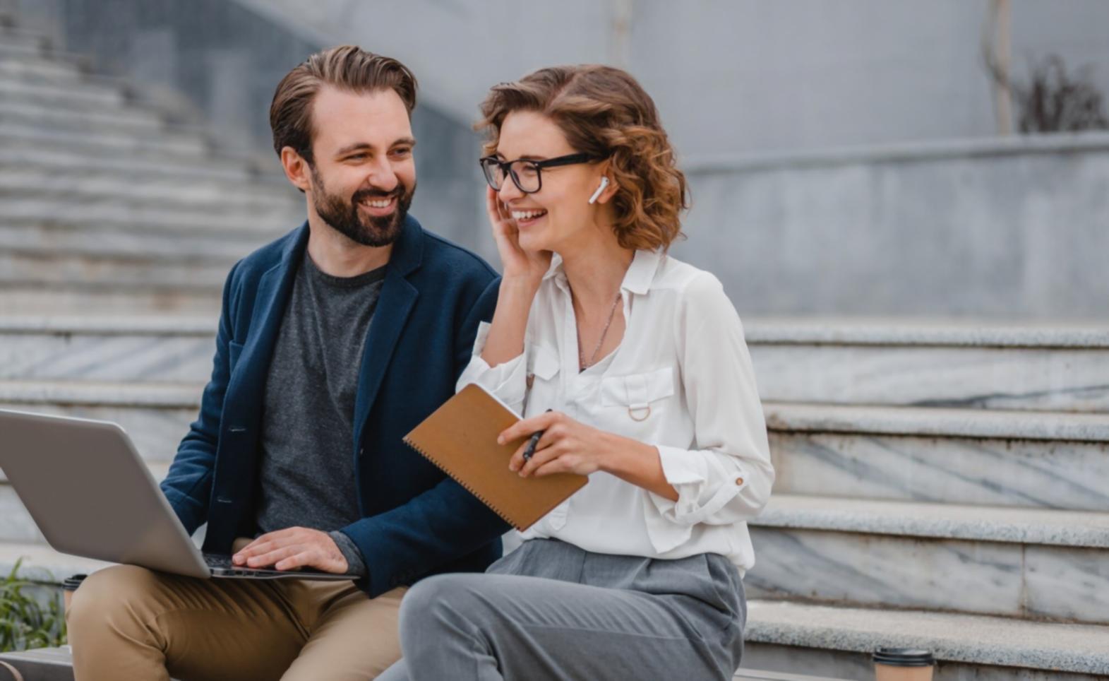 Sesión de formación bancaria presencial con participantes revisando documentos financieros