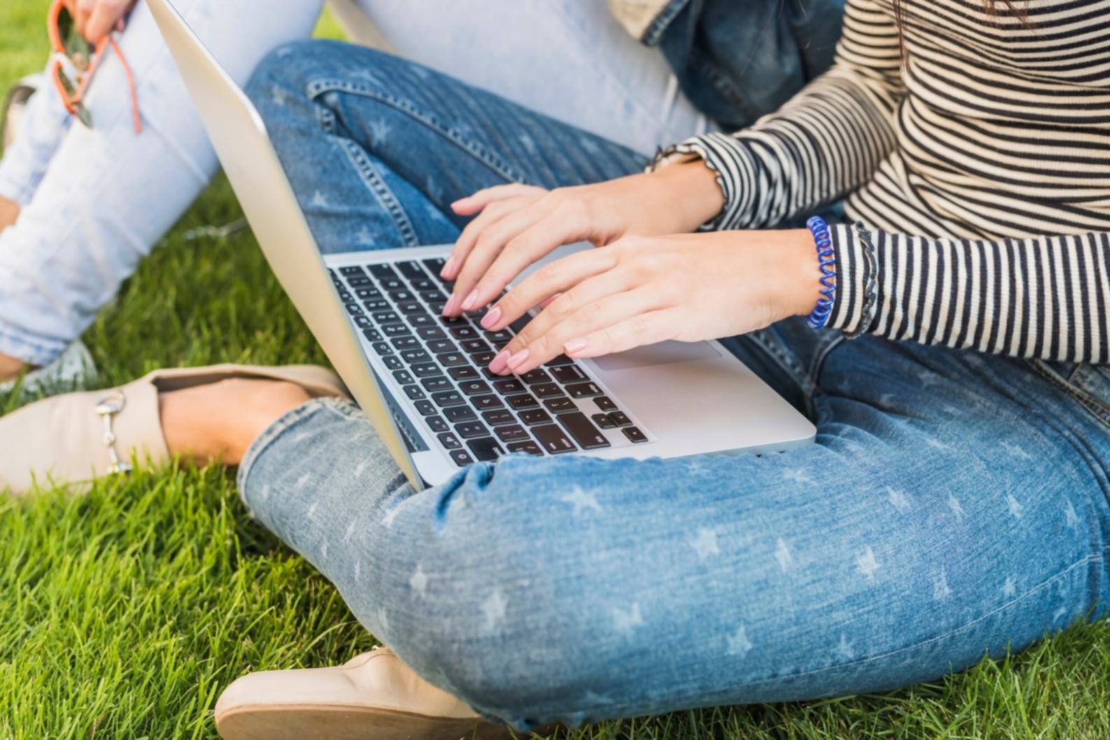 Material educativo bancario con gráficos y documentación financiera