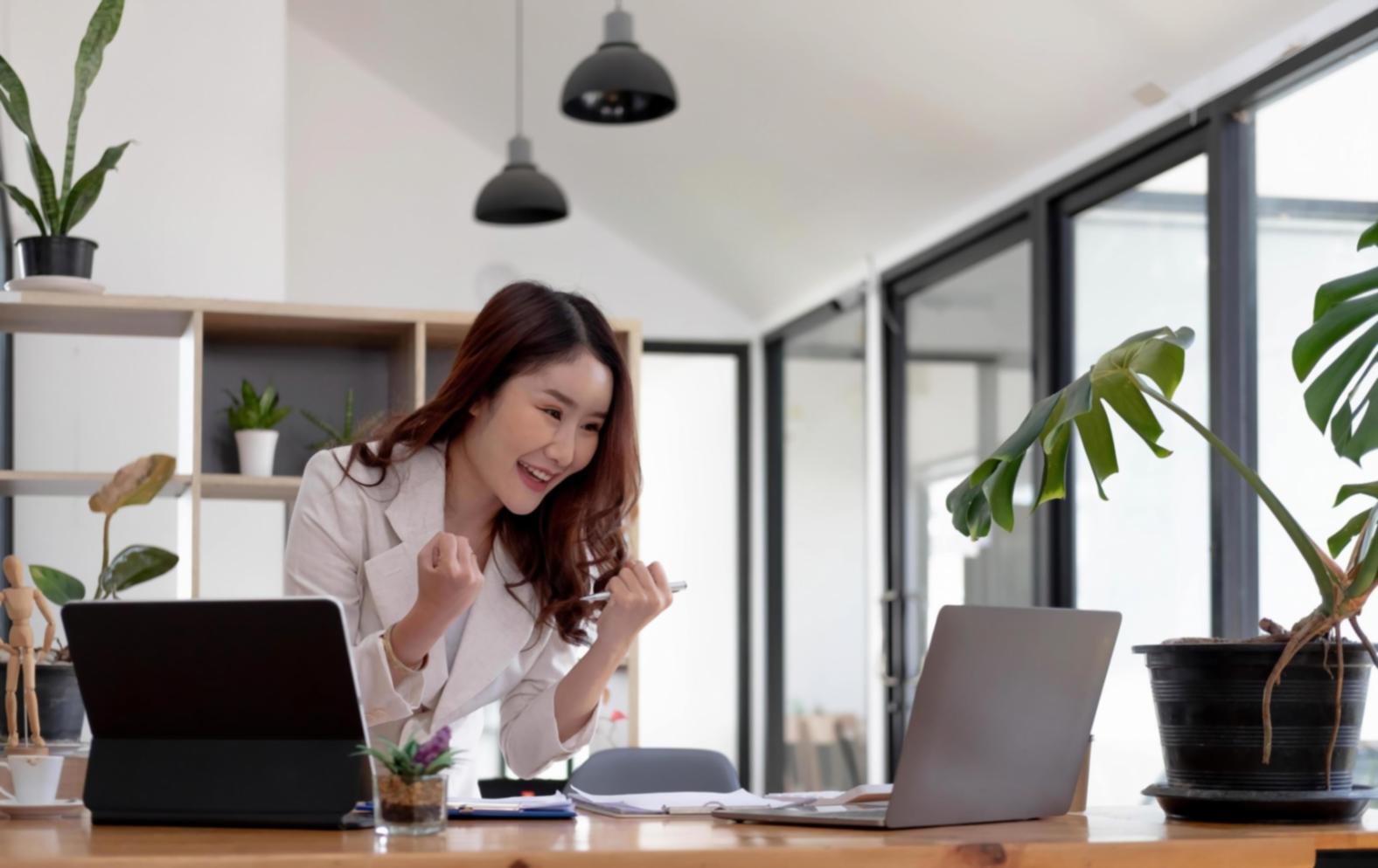 Profesionales trabajando en análisis financiero con documentos y ordenador